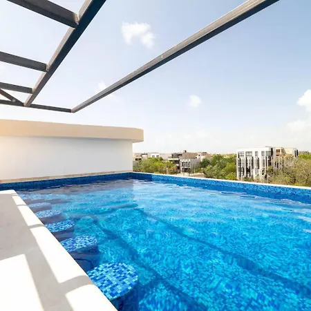 King Studio With Private Balcony, Rooftop Pool, Gym
