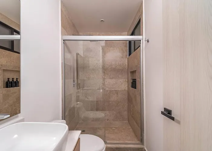 King With Private Balcony, Rooftop Pool, Gym Holiday home *