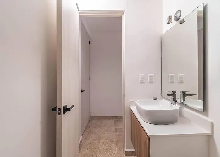 King With Private Balcony, Rooftop Pool, Gym *