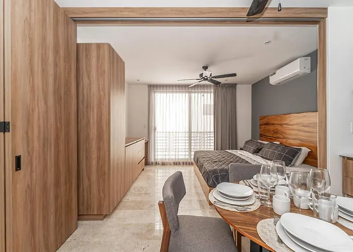 King With Private Balcony, Rooftop Pool, Gym *