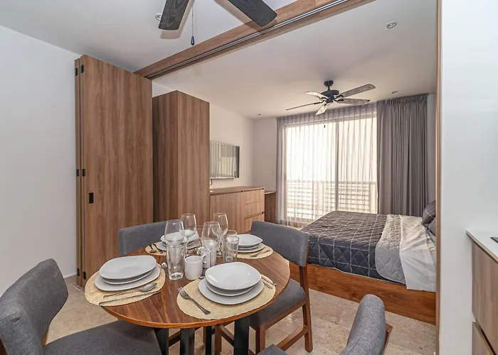 King With Private Balcony, Rooftop Pool, Gym Holiday home *